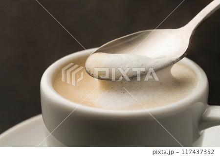 カフェラテ スチームミルク 117437352