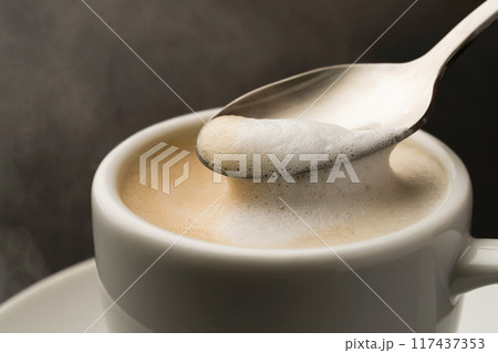 カフェラテ スチームミルク 117437353