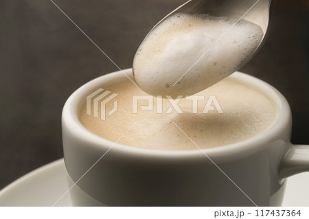 カフェラテ スチームミルク 117437364