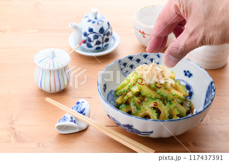 新鮮なゴーヤのおひたし 117437391