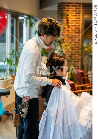 beauty parlor 117437459