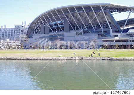 サッカースタジアムのある広島太田川河畔の景色 117437605