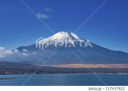 【山梨県】山中湖から眺める冬の富士山 【山梨県】山中湖から眺める冬の富士山 117437822