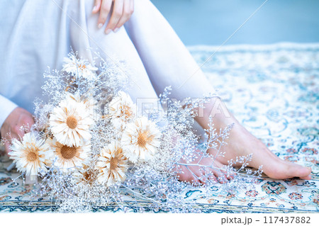 花束と女性の足元【パーツカット】 117437882