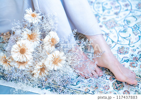 花束と女性の足元【パーツカット】 117437883