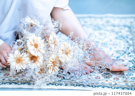 花束と女性の足元【パーツカット】 花束と女性の足元【パーツカット】 117437884