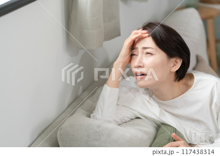 女性　疲れ　更年期　体調不良 117438314