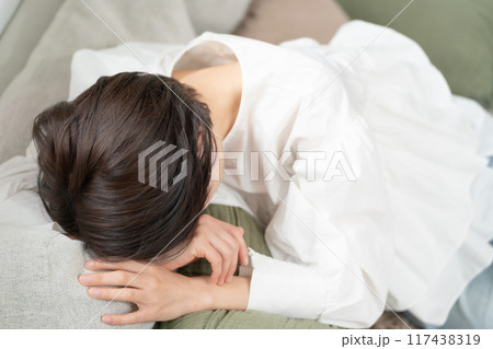 女性 疲れ 更年期 体調不良 女性 疲れ 更年期 体調不良 117438319