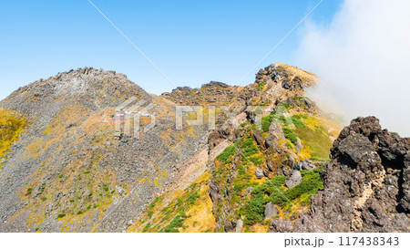 秋の鳥海山登山:外輪山コースから新山・七高山・行者岳を望む 秋の鳥海山登山:外輪山コースから新山・七高山・行者岳を望む 117438343