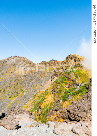秋の鳥海山登山:外輪山コースから新山・七高山・行者岳を望む 秋の鳥海山登山:外輪山コースから新山・七高山・行者岳を望む 117438344