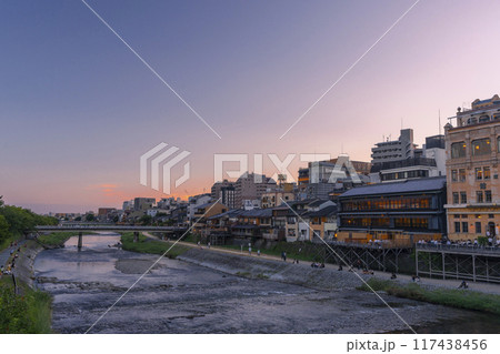 京都の夏の風物詩　鴨川納涼床　夕景　 117438456