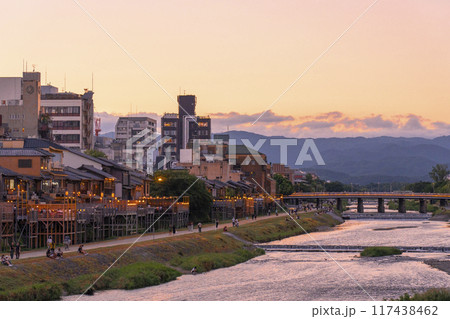京都の夏の風物詩　鴨川納涼床　夕景 117438462
