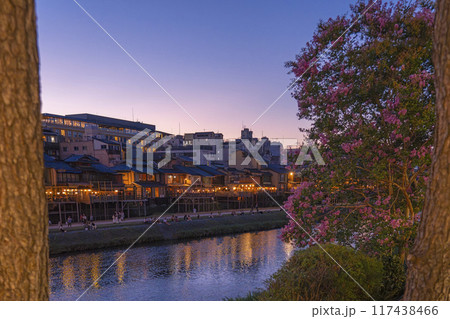 京都の夏の風物詩　鴨川納涼床　薄暮 117438466