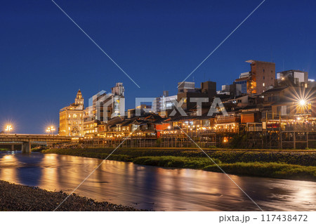 京都の夏の風物詩　鴨川納涼床　夜景 117438472