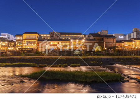 京都の夏の風物詩　鴨川納涼床　夜景 117438473