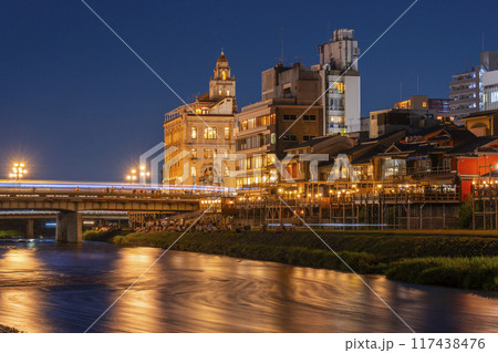 京都の夏の風物詩　鴨川納涼床　夜景 117438476