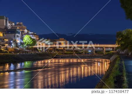 京都の夏の風物詩　鴨川納涼床　夜景 117438477