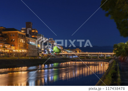 京都の夏の風物詩　鴨川納涼床　夜景 117438478