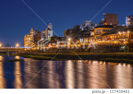 京都の夏の風物詩 鴨川納涼床 夜景 京都の夏の風物詩 鴨川納涼床 夜景 117438481