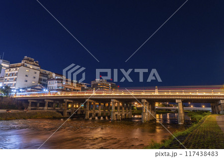 京都の夏の風物詩 鴨川納涼床 三条大橋 夜景 京都の夏の風物詩 鴨川納涼床 三条大橋 夜景 117438483