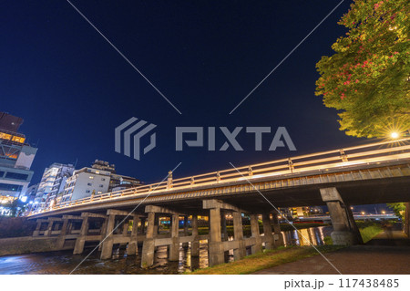 京都の夏 三条大橋ライトアップ 夜景 京都の夏 三条大橋ライトアップ 夜景 117438485