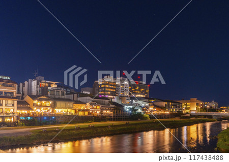 京都の夏の風物詩　鴨川納涼床　夜景 117438488