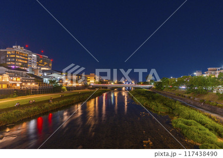 京都の夏の風物詩　鴨川納涼床　夜景 117438490