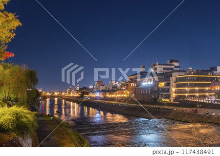 京都の夏の風物詩 鴨川納涼床 夜景 京都の夏の風物詩 鴨川納涼床 夜景 117438491