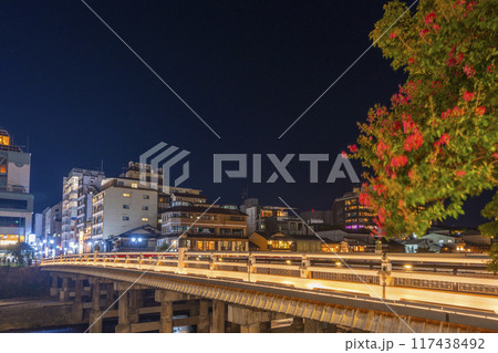 京都の夏　三条大橋ライトアップと百日紅の花　夜景 117438492