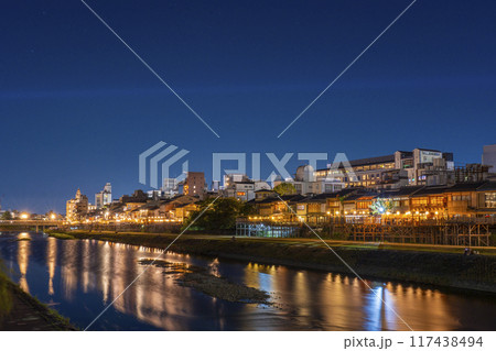 京都の夏の風物詩 鴨川納涼床 夜景 京都の夏の風物詩 鴨川納涼床 夜景 117438494