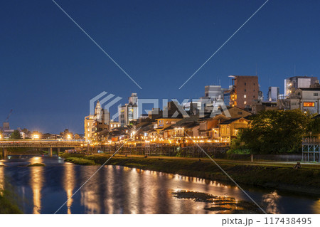 京都の夏の風物詩 鴨川納涼床 夜景 京都の夏の風物詩 鴨川納涼床 夜景 117438495