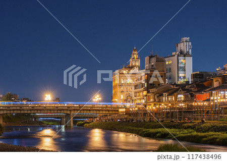 京都の夏の風物詩　鴨川納涼床　夜景 117438496