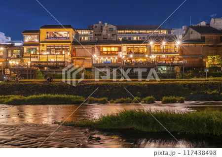 京都の夏の風物詩　鴨川納涼床　夜景 117438498