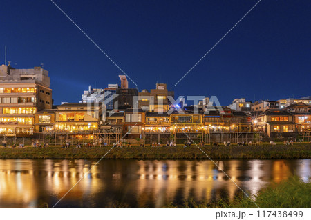 京都の夏の風物詩　鴨川納涼床　夜景 117438499
