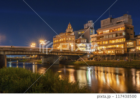 京都の夏の風物詩　鴨川納涼床　夜景 117438500