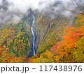 富山_紅葉に染まる称名滝の絶景風景 117438976