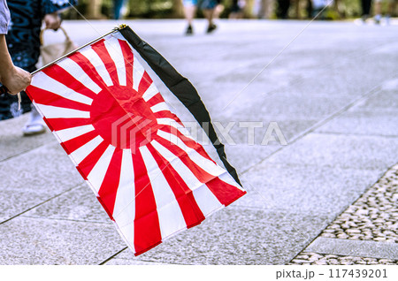 日本の東京都市景観終戦の日…悲劇を繰り返さない…マ姿は消えた…靖国神社…旗を持った人の姿も=15日 日本の東京都市景観終戦の日…悲劇を繰り返さない…マ姿は消えた…靖国神社…旗を持った人の姿も=15日 117439201