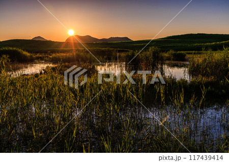 2024年夏曽爾高原お亀池周辺の夕景　西の空を黄金色に染めながら山際へ沈んで行く太陽⑧ 117439414