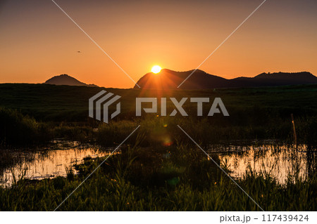2024年夏曽爾高原お亀池周辺の夕景　西の空を黄金色に染めながら山際へ沈んで行く太陽⑱ 117439424