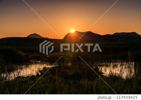 2024年夏曽爾高原お亀池周辺の夕景　西の空を黄金色に染めながら山際へ沈んで行く太陽⑲ 117439425