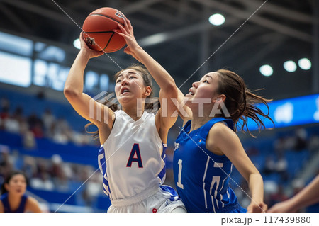 シュートする女子バスケットボールの選手とブロックしようとする相手選手_2 117439880