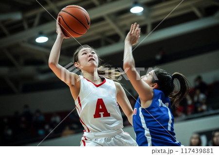 シュートする女子バスケットボールの選手とブロックしようとする相手選手_3 117439881