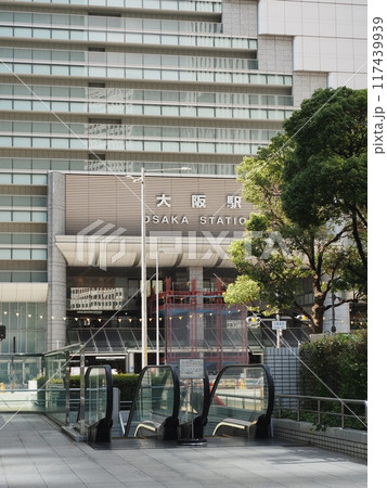 大阪駅前南交差点付近から見たJR大阪駅 大阪駅前南交差点付近から見たJR大阪駅 117439939