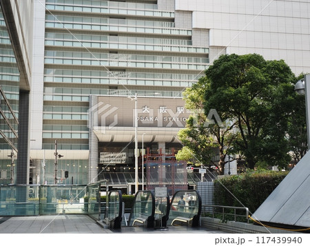 大阪駅前南交差点付近から見たJR大阪駅 117439940