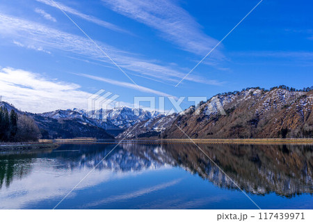 冬の晴れ間～湖に映る青空と山々と～ 117439971