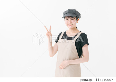 笑顔のカフェスタッフ 笑顔のカフェスタッフ 117440007
