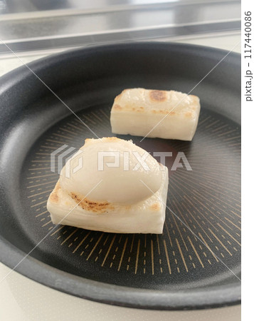 フライパンで焼いた餅 117440086