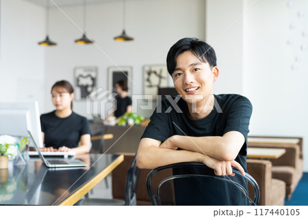 オフィスで働く若いエンジニア 117440105