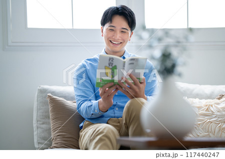 投資の本を読む男性 投資の本を読む男性 117440247