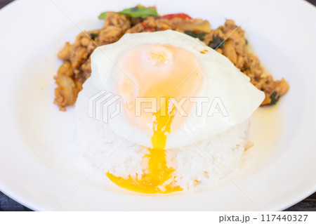 おいしいタイ料理のガパオライス おいしいタイ料理のガパオライス 117440327